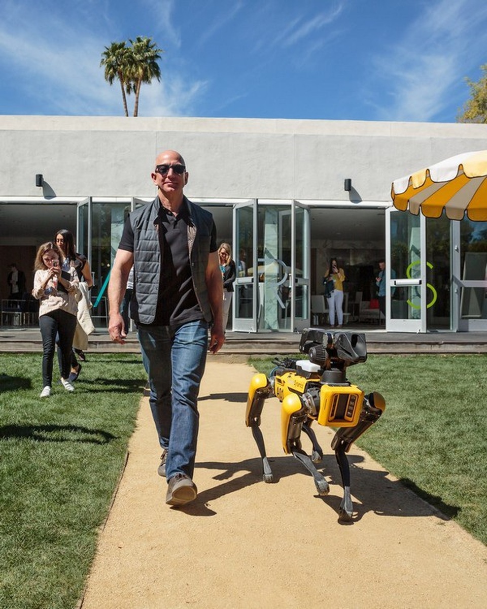 Jeff Bezos đã đưa Amazon từ cửa hàng sách thành đế chế công nghệ thế nào? - 1 Jeff Bezos đã đưa Amazon từ cửa hàng sách thành đế chế công nghệ thế nào? - 1