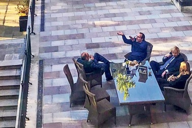 Rò rỉ ảnh nghi Thủ tướng Anh mở tiệc giữa phong tỏa