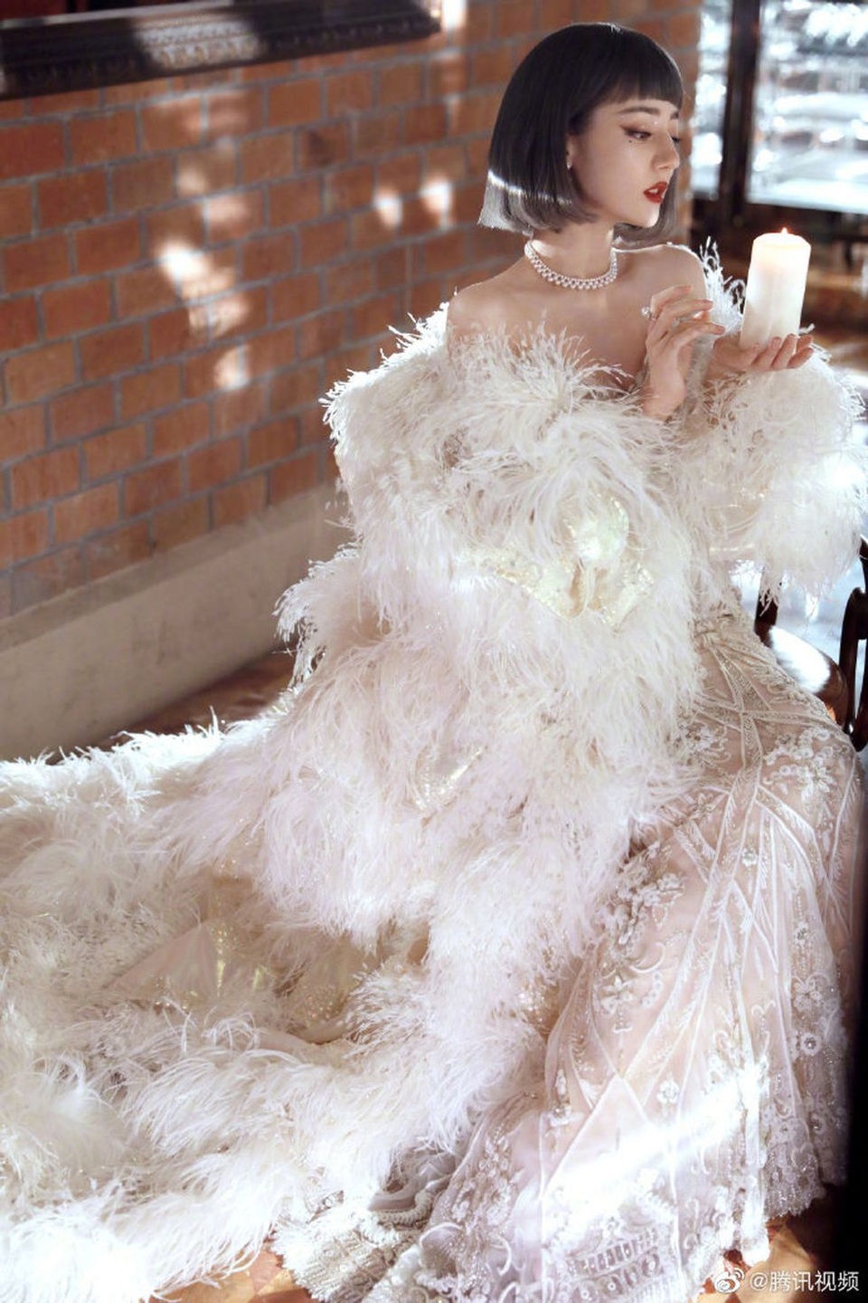 Thần thái sang chảnh và gợi cảm của Địch Lệ Nhiệt Ba - 1 Thần thái sang chảnh và gợi cảm của Địch Lệ Nhiệt Ba - 1