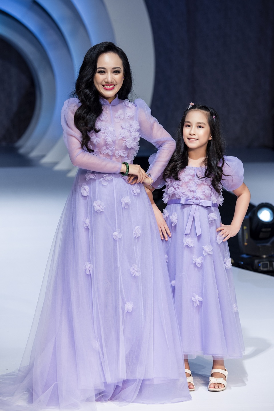 Quỳnh Búp bê Phương Oanh, BTV Hoài Anh cùng mỹ nhân chuyển giới catwalk - 2 Quỳnh Búp bê Phương Oanh, BTV Hoài Anh cùng mỹ nhân chuyển giới catwalk - 2