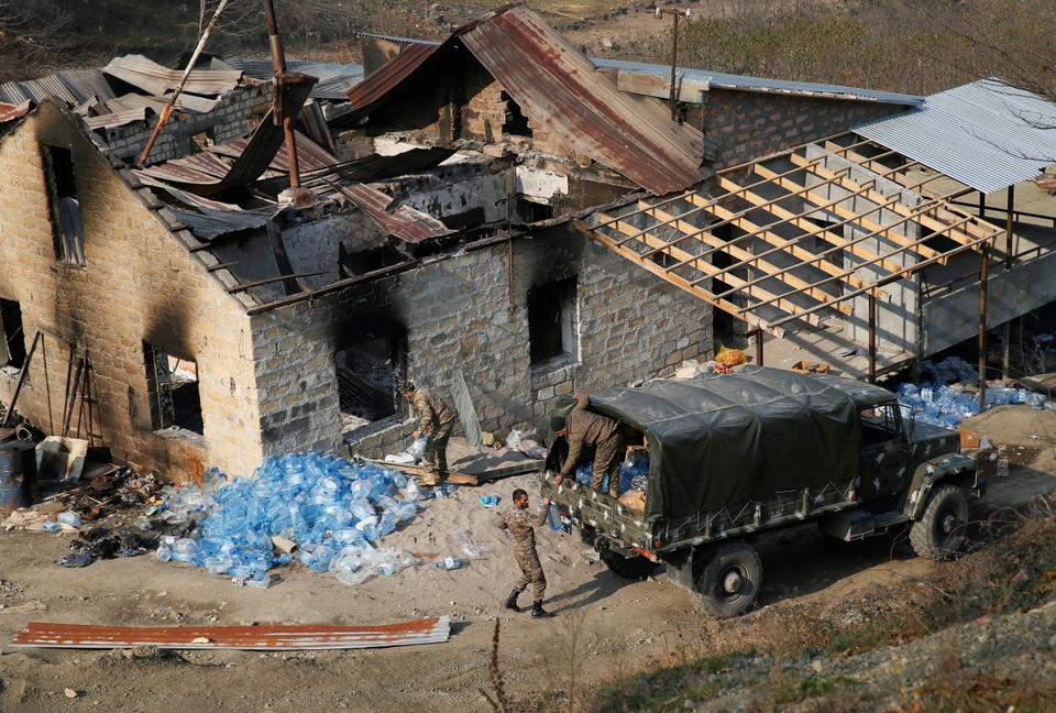 Người dân tự tay đốt nhà trước khi Azerbaijan tiếp quản khu vực tranh chấp - 9 Người dân tự tay đốt nhà trước khi Azerbaijan tiếp quản khu vực tranh chấp - 9