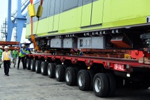 Đoàn xe siêu trường chở tàu đường sắt Nhổn - ga Hà Nội từ Đình Vũ về Hà Nội