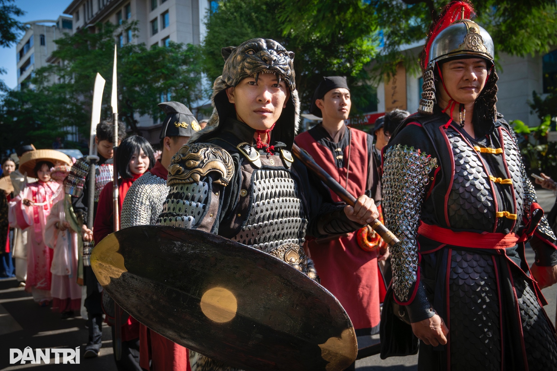 Hơn 1.000 người diễu hành cổ phục, khoe sắc rực rỡ quanh hồ Hoàn Kiếm - 6