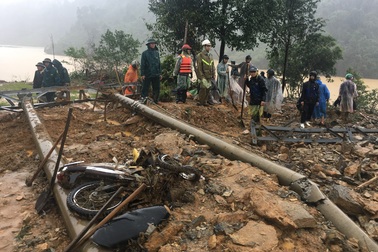 Cảnh báo mưa lớn, di dân vùng sạt lở