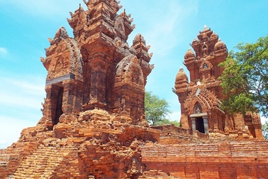 Khám phá vẻ đẹp cổ kính của quần thể tháp Chăm Poklongarai