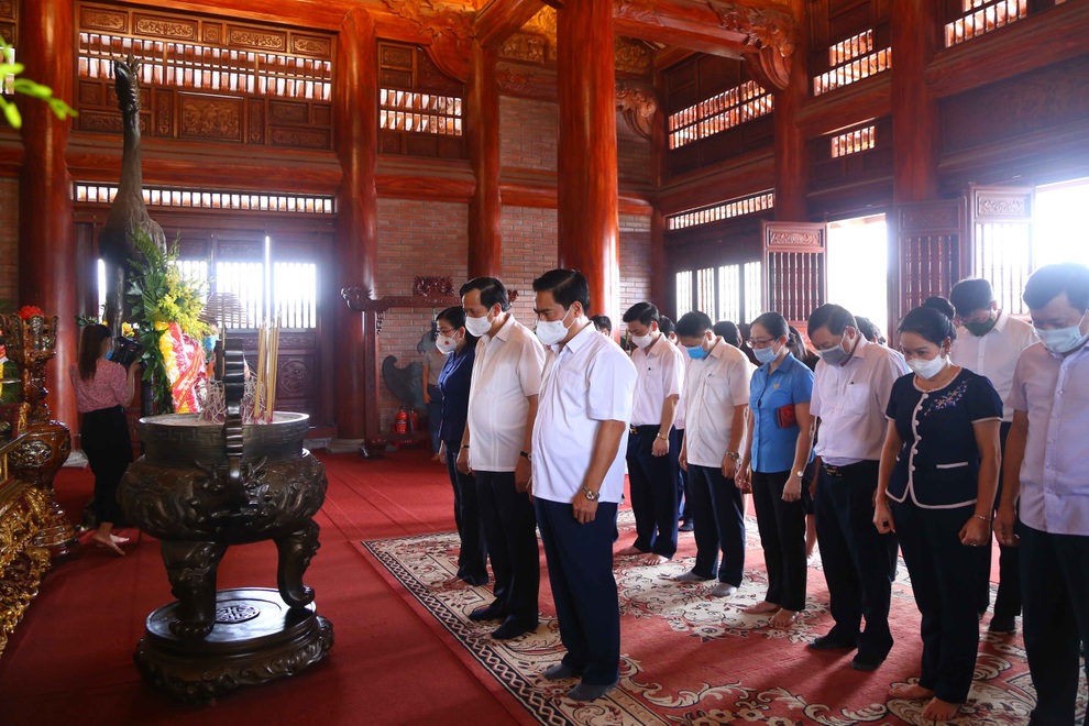 Bộ trưởng Đào Ngọc Dung tưởng niệm các anh hùng, liệt sĩ tại Thái Nguyên - 3 Bộ trưởng Đào Ngọc Dung tưởng niệm các anh hùng, liệt sĩ tại Thái Nguyên - 3