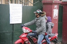 “Giờ học thay đổi, không biết phải đón con như thế nào?”