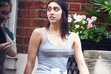 Con gái 19 tuổi của Madonna táo bạo với áo ôm sát, không “nội y”