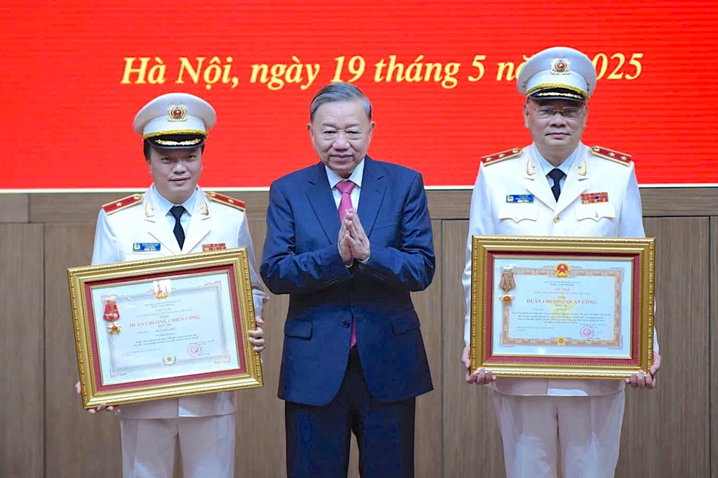 Hàng nghìn chiến sĩ công an dũng cảm quên mình vì sự nghiệp của Đảng - 3 Hàng nghìn chiến sĩ công an dũng cảm quên mình vì sự nghiệp của Đảng - 3