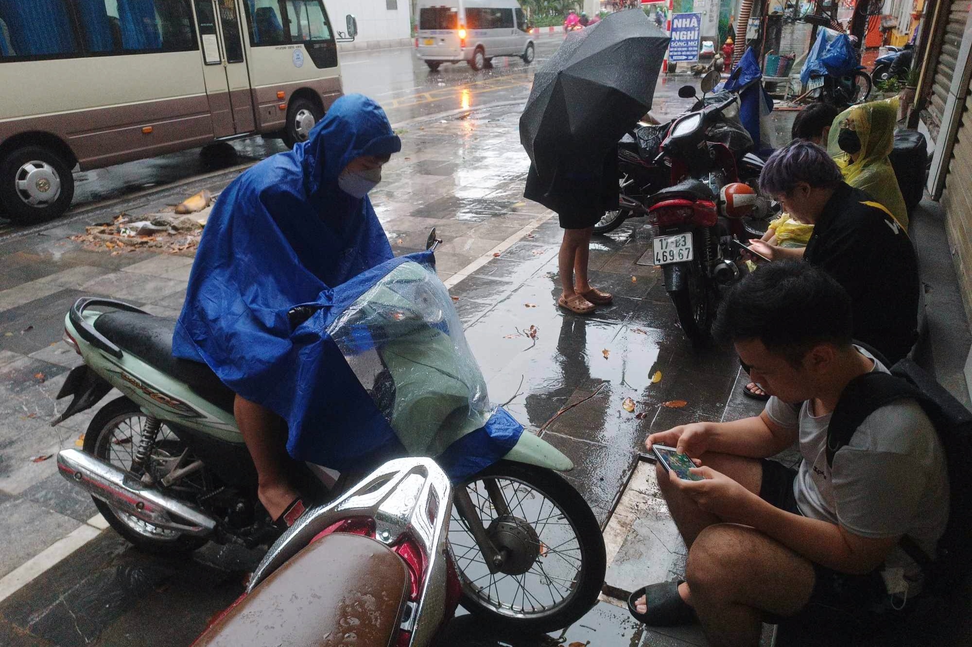 View - Đội mưa xếp hàng từ 5h, quyết săn lùng bộ truyện tuổi thơ "Nữ hoàng Ai Cập" | Báo Dân trí