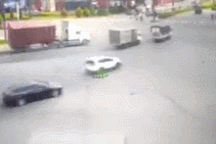 Xe container bị lật ngang vì vào cua mà không giảm tốc độ