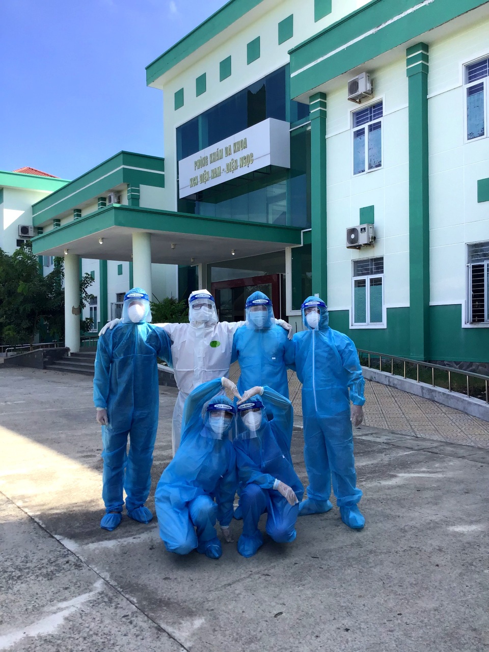 “Chúng tôi chia sẻ những đồ dùng cá nhân với bệnh nhân điều trị” - 4 “Chúng tôi chia sẻ những đồ dùng cá nhân với bệnh nhân điều trị” - 4