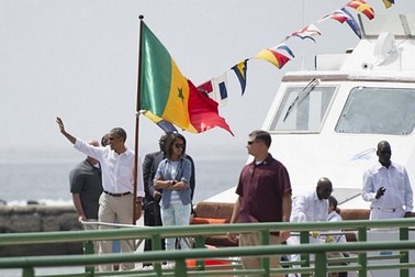 Obama đưa cả nhà thăm bảo tàng nô lệ ở châu Phi