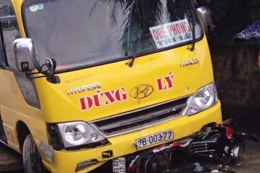 Xe khách tông trúng xe máy đang sang đường, đôi vợ chồng thương vong