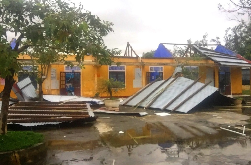 Tàu chìm, nhà sập, trường học tốc mái, cây xanh ngã đổ trong bão số 13 - 7 Tàu chìm, nhà sập, trường học tốc mái, cây xanh ngã đổ trong bão số 13 - 7