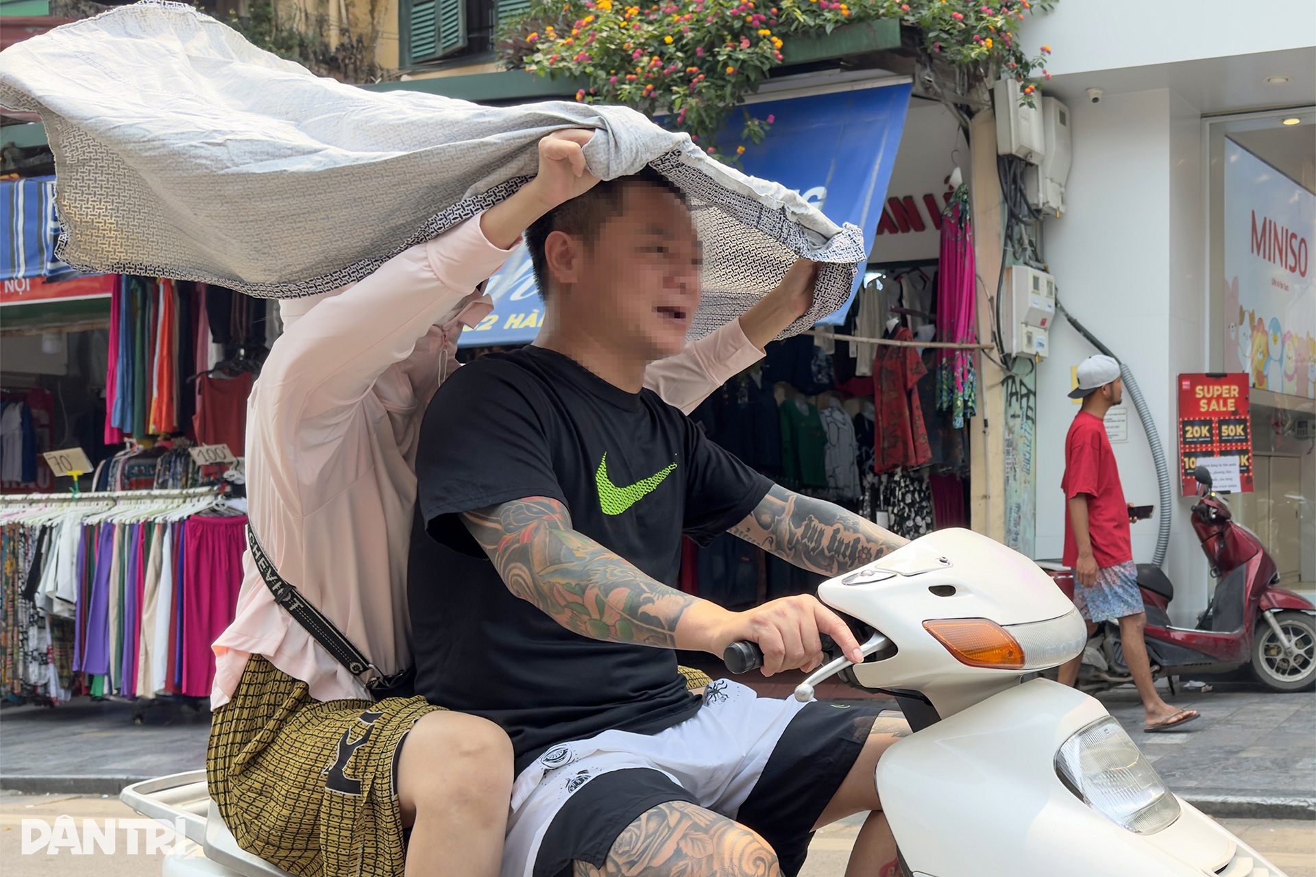 Nắng nóng đầu hè ở Hà Nội: Người dân ra đường kín mít như ninja - 7 Nắng nóng đầu hè ở Hà Nội: Người dân ra đường kín mít như ninja - 7