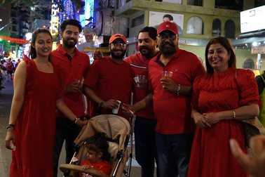 Sinh nhật đáng nhớ của du khách Ấn Độ trong đêm Giáng sinh ở TPHCM