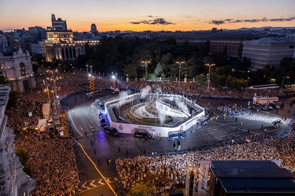 Biển người đổ ra đường ăn mừng cúp vô địch Champions League của Real Madrid - 6 Biển người đổ ra đường ăn mừng cúp vô địch Champions League của Real Madrid - 6