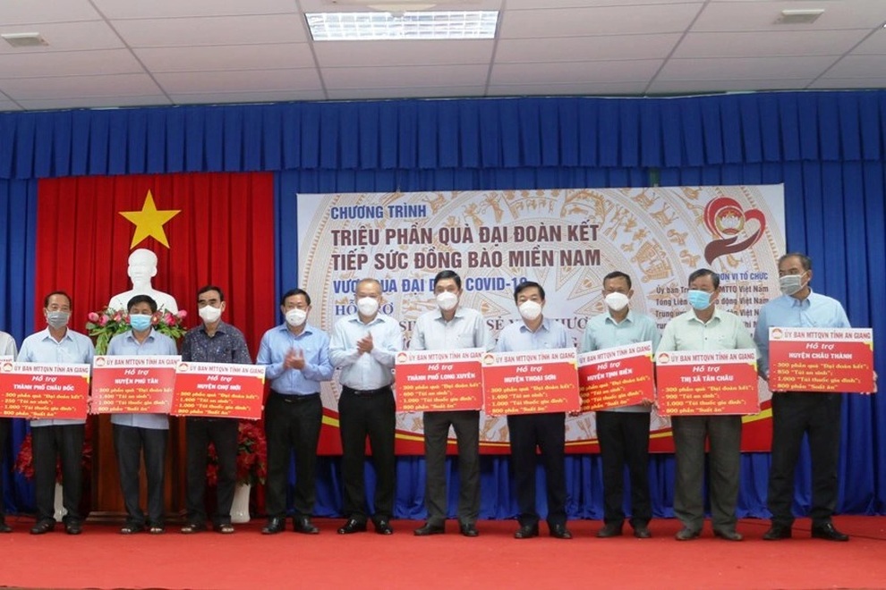 An Giang tặng 30.000 túi quà an sinh cho người dân gặp khó khăn vì Covid-19 - 1 An Giang tặng 30.000 túi quà an sinh cho người dân gặp khó khăn vì Covid-19 - 1