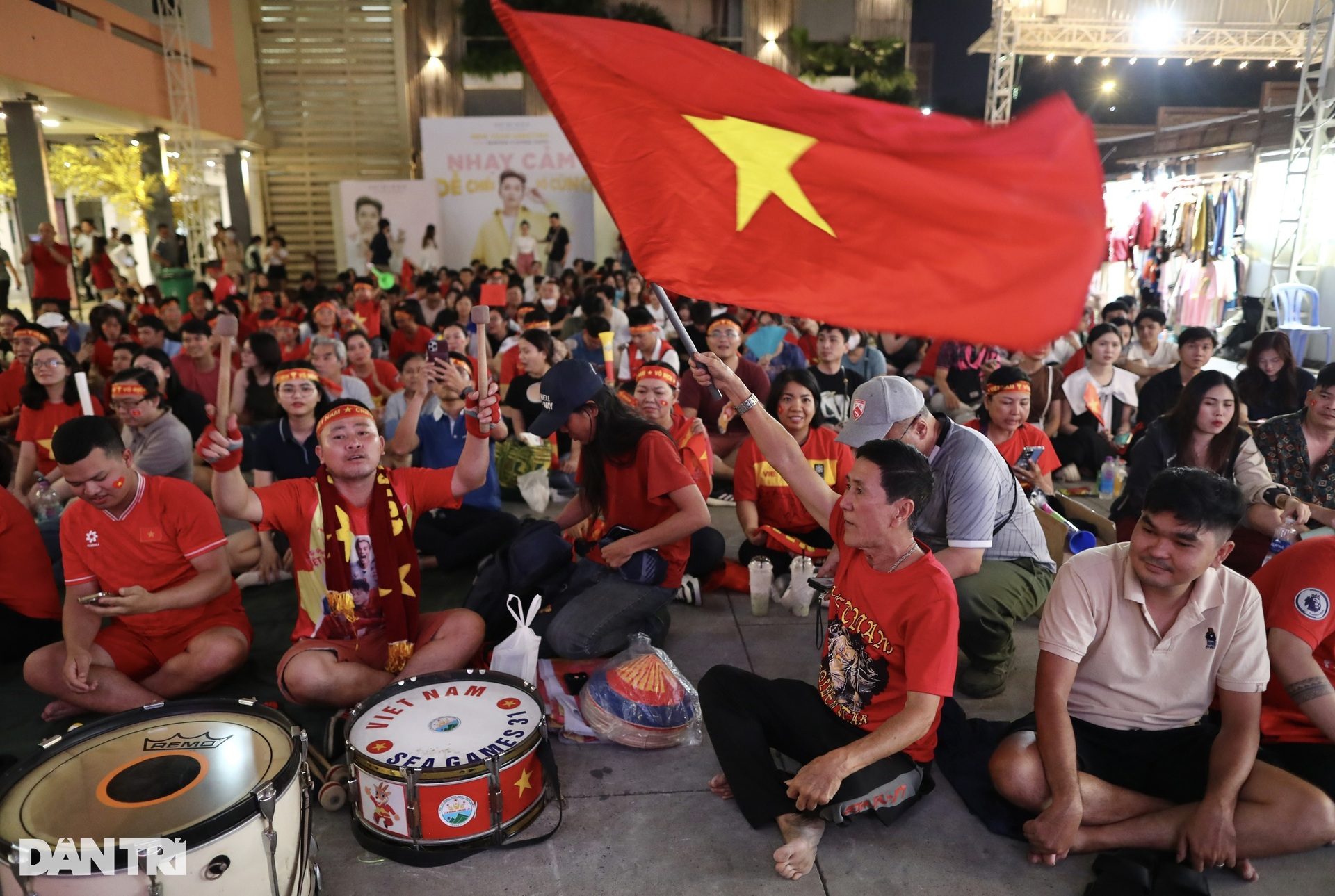 Không khí hàng triệu người hâm mộ cả nước cuồng nhiệt cổ vũ tuyển Việt Nam - 8 Không khí hàng triệu người hâm mộ cả nước cuồng nhiệt cổ vũ tuyển Việt Nam - 8