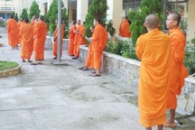 Tăng ni tự tin đi thi tốt nghiệp