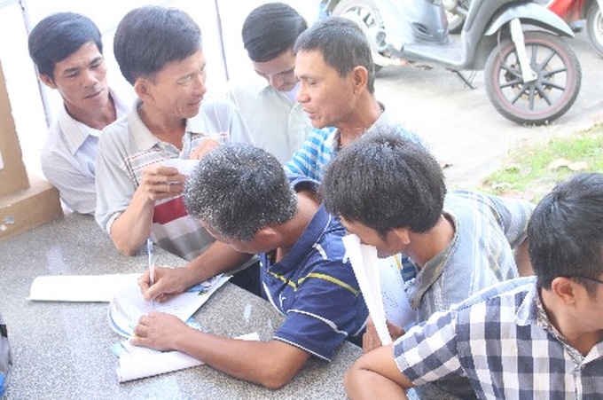 Người lao động đăng ký tìm việc tại chợ việc làm (Ảnh chụp trước khi dịch Covid-19 bùng phát)