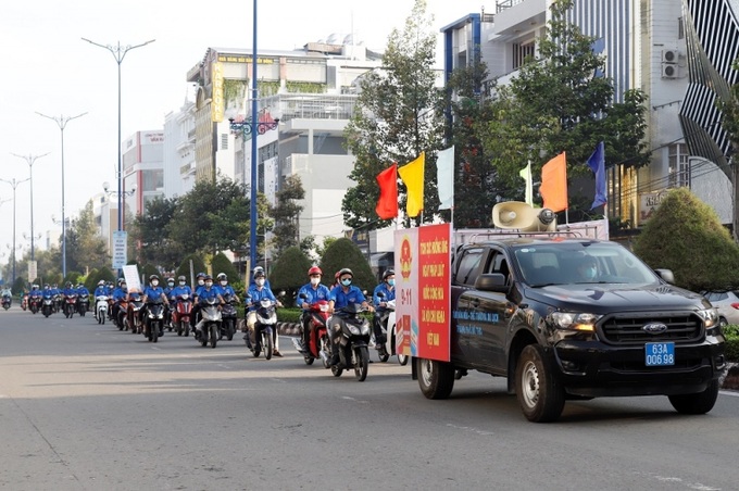 Đoàn diễu hành tuyên truyền trên đường phố về ngày Pháp luật Việt Nam.