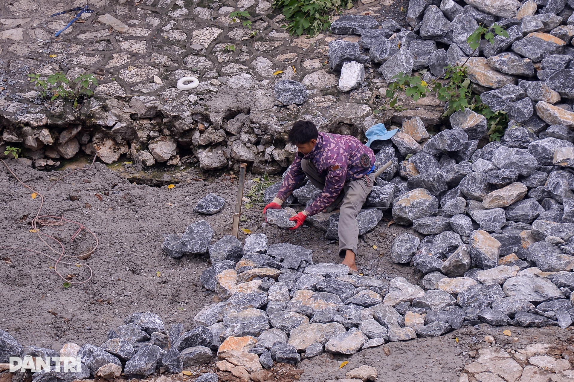 Dòng nước hôi thối vẫn ồ ạt chảy vào sông Tô Lịch trước ngày hồi sinh - 3