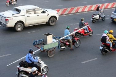 Đủ kiểu vi phạm giao thông trên đường phố TPHCM
