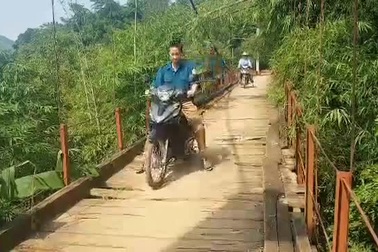 Người dân "liều mình" qua sông trên cây cầu treo cũ nát ở Hòa Bình