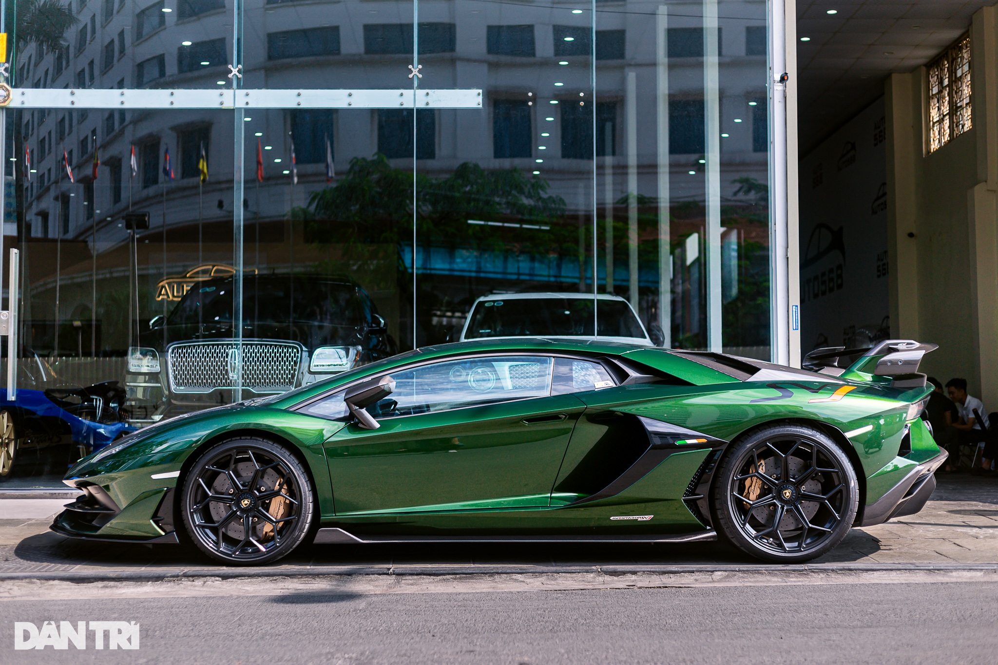 View - Lamborghini Aventador rao giá 19,9 tỷ, "màu sơn 2,5 tỷ đồng" gây tranh cãi | Báo Dân trí