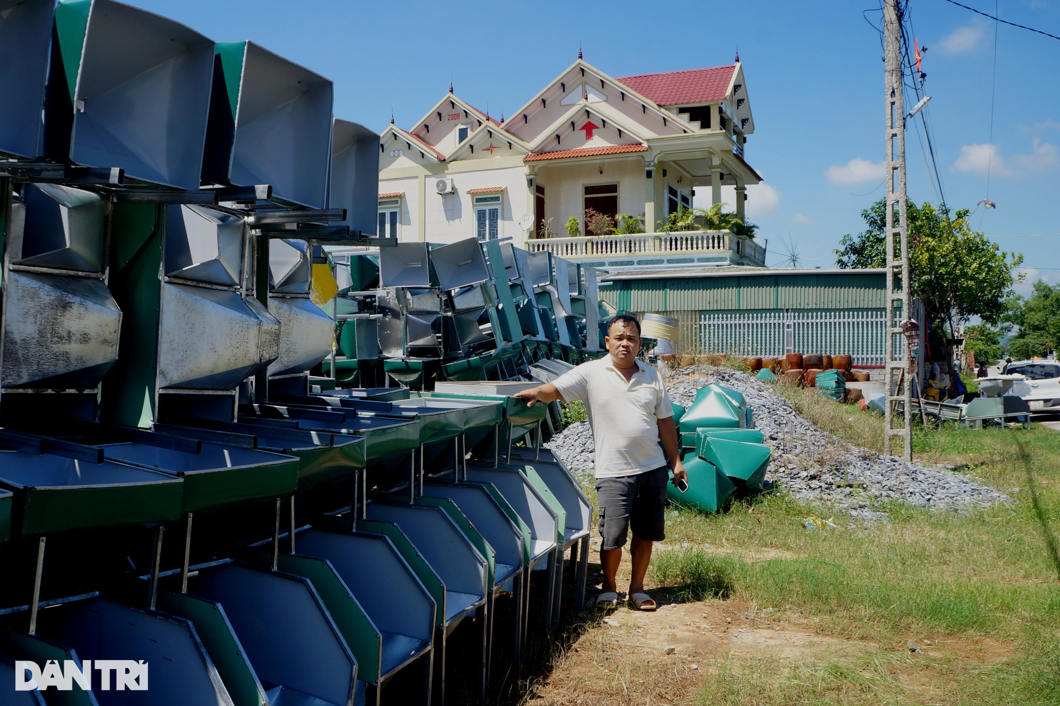 Người dân quê lúa hái ra tiền nhờ nghề đóng thùng tôn - 6