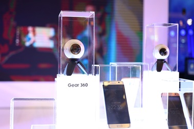 Camera 360 độ Samsung Gear 360 lên kệ trong tháng 10, giá 6,9 triệu đồng
