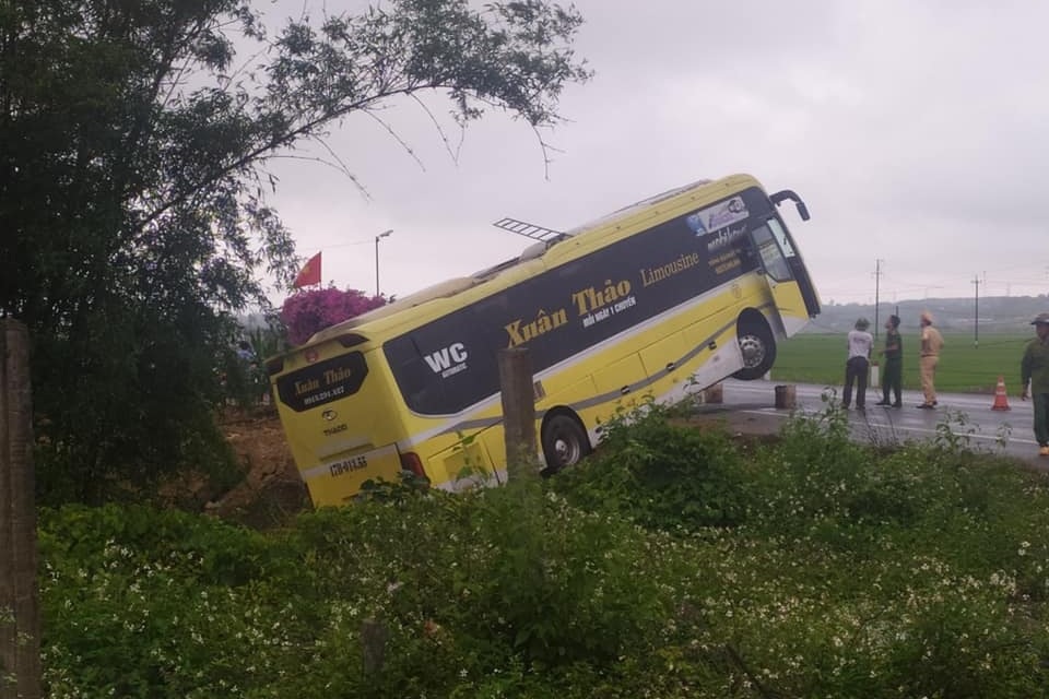 Xe khách nằm vắt vẻo sau tai nạn, hàng chục hành khách hoảng loạn - 1 Xe khách nằm vắt vẻo sau tai nạn, hàng chục hành khách hoảng loạn - 1