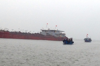 Đưa 10 thuyền viên trên tàu cá gặp nạn vào bờ an toàn