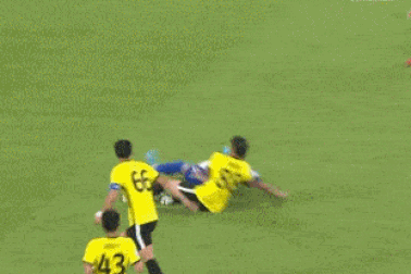 Cầu thủ Trung Quốc dùng "đòn bẩn", đá vào đầu đối thủ và cái kết đắng