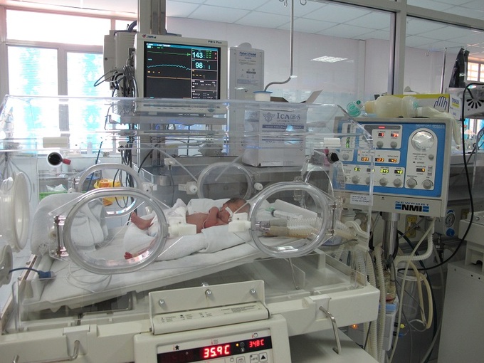 Trẻ sơ sinh mắc các bệnh nguy hiểm được chăm sóc đặc biệt tại Khoa Hồi sức Cấp cứu Sơ sinh, Bệnh viện Nhi Trung ương. Ảnh: Thanh Huyền
