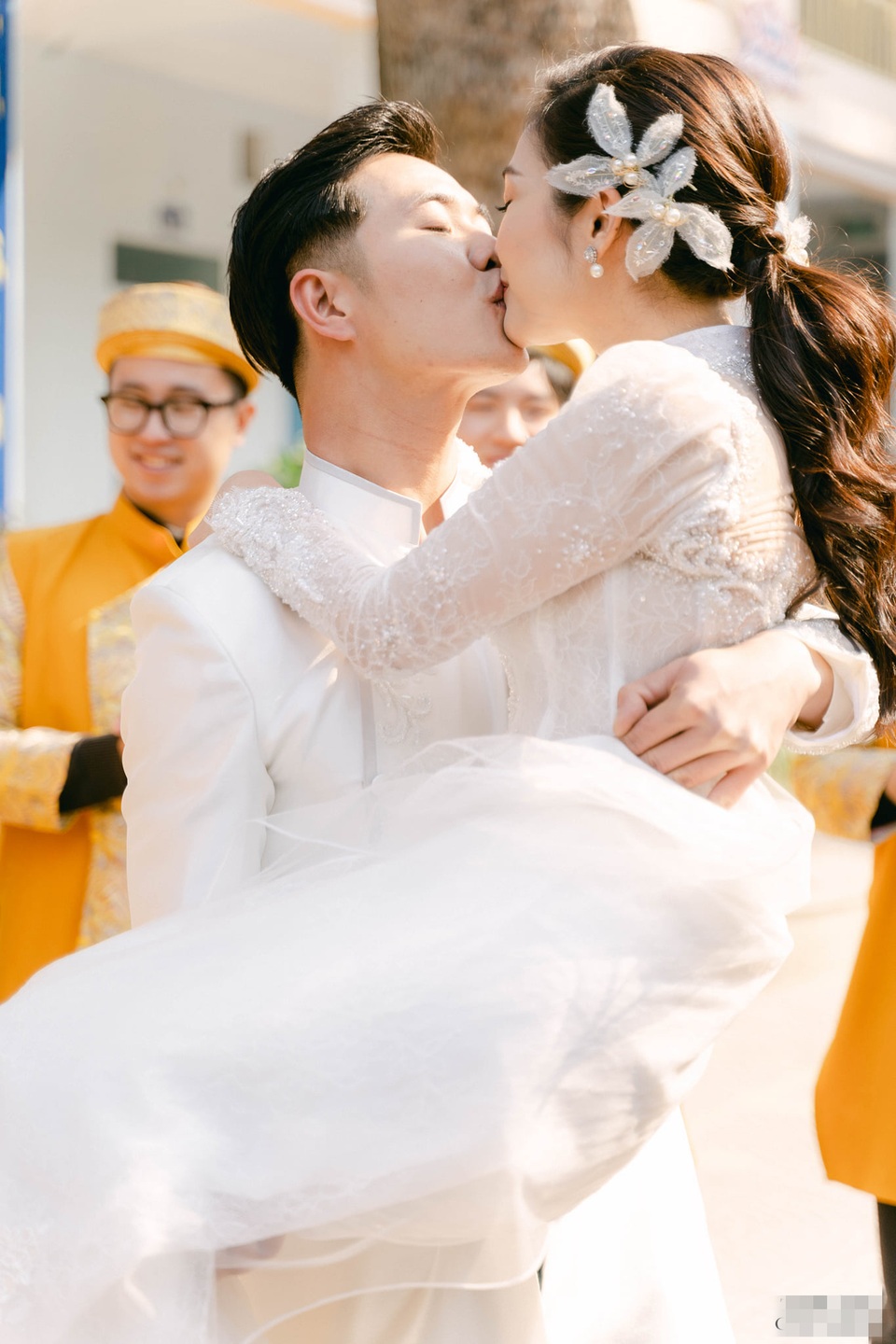 Diễn viên Hiếu Su hôn MC Thùy Linh đắm đuối trong lễ ăn hỏi - 8 Diễn viên Hiếu Su hôn MC Thùy Linh đắm đuối trong lễ ăn hỏi - 8