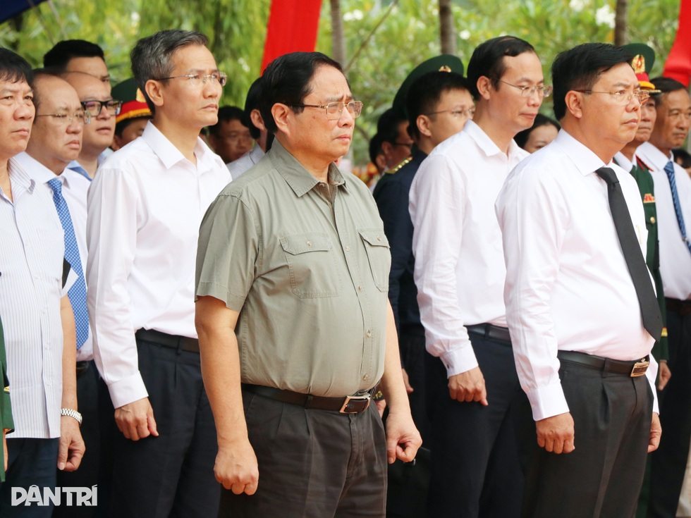 Thủ tướng dự lễ truy điệu và an táng hài cốt liệt sỹ tại An Giang - 2 Thủ tướng dự lễ truy điệu và an táng hài cốt liệt sỹ tại An Giang - 2