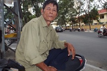 Ông bố mù một mắt vẫn đèo con đi thi bằng xe máy