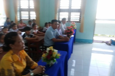 Trao học bổng Grobest tại một trường Tiểu học ở TP Bạc Liêu.