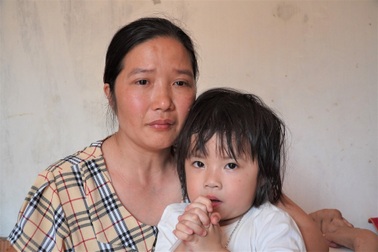 Mẹ và chồng nằm liệt giường, người vợ khốn khổ cầu cứu