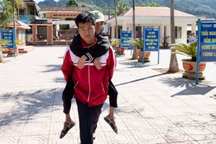 Cậu học trò mỗi ngày đứng ở cổng trường và câu chuyện xúc động phía sau