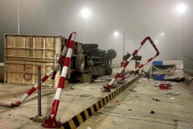 Xe container lao vào trạm thu phí trên cao tốc Diễn Châu - Bãi Vọt