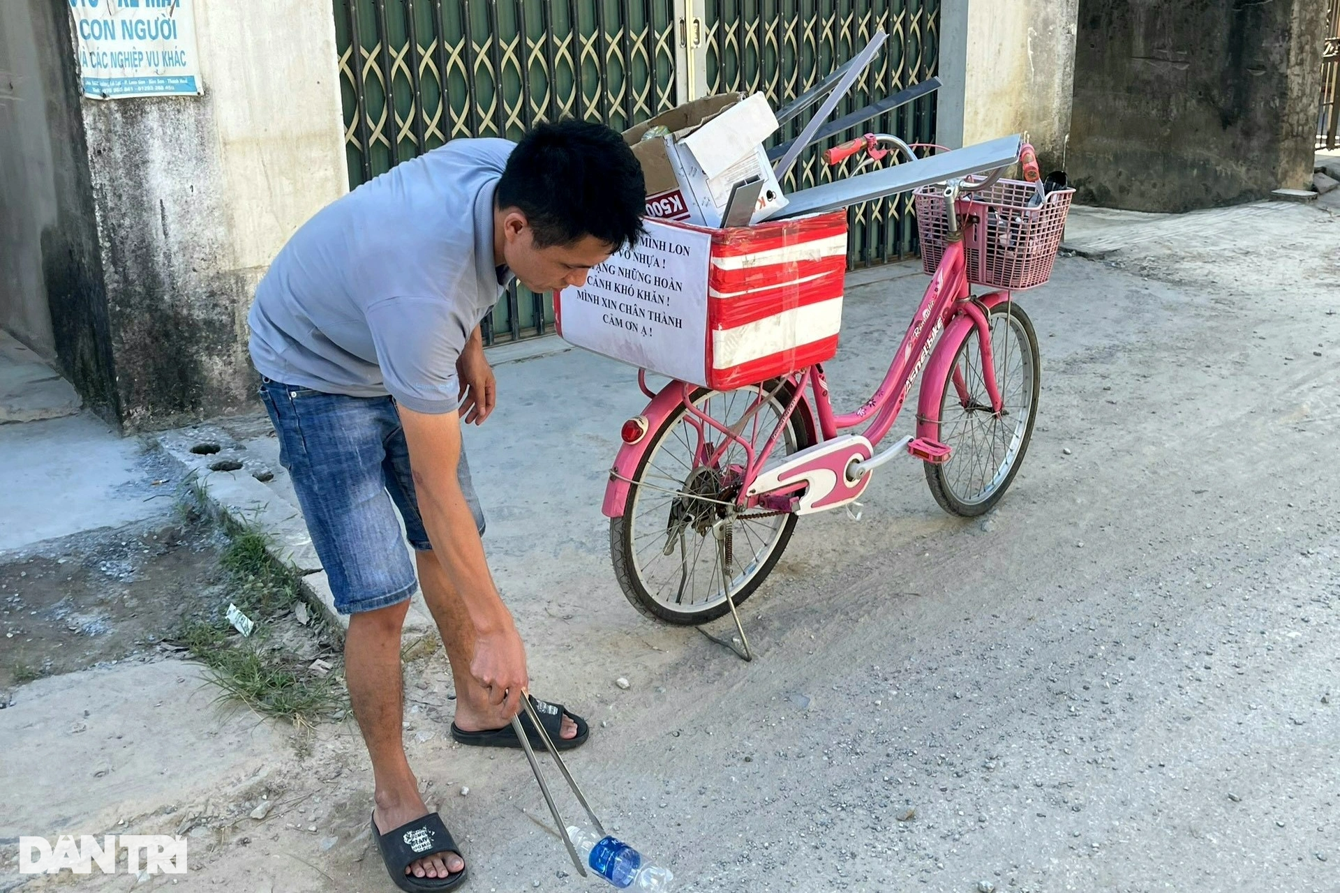 Hai người đàn ông khá giả đi nhặt ve chai, ít ai ngờ về mục đích - 5