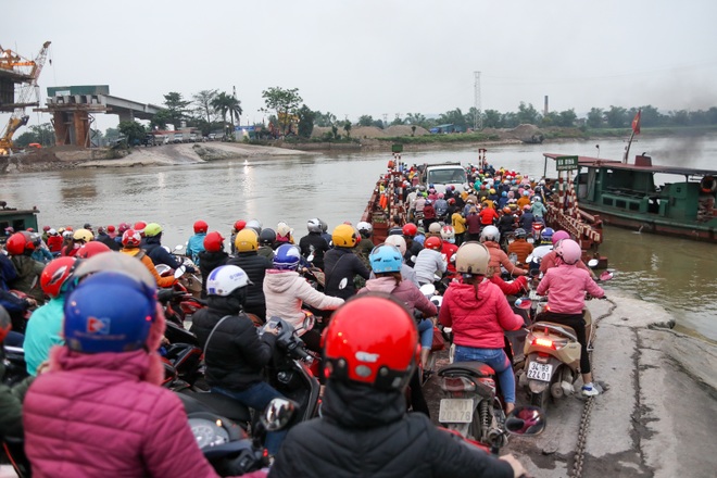 Hải Dương: Hàng ngàn người ùn ùn đợi phà giữa thời dịch Covid-19 - 15 Hải Dương: Hàng ngàn người ùn ùn đợi phà giữa thời dịch Covid-19 - 15