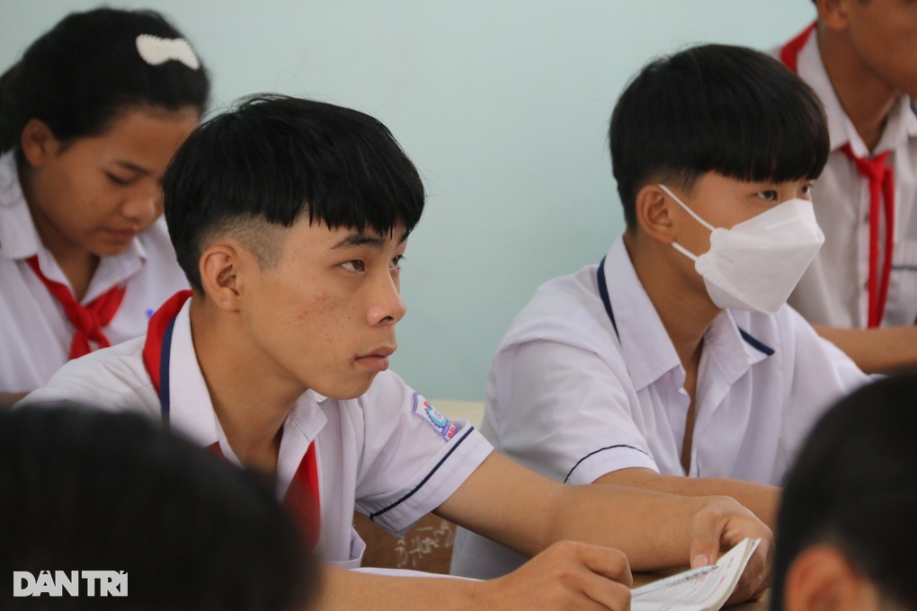 Bà đi mót từng bông lúa, nuôi hai cháu mồ côi - 6 Bà đi mót từng bông lúa, nuôi hai cháu mồ côi - 6