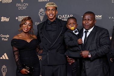 Bố của Yamal bức xúc, khẳng định năm sau con trai sẽ giành Quả bóng vàng