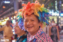 Người dân TPHCM đổ xuống phố vui chơi dịp 2/9