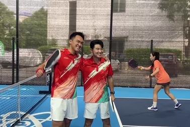 Các nghệ sĩ CLB Pickleball Nghệ sĩ Hà Nội tập luyện trước giờ thi đấu